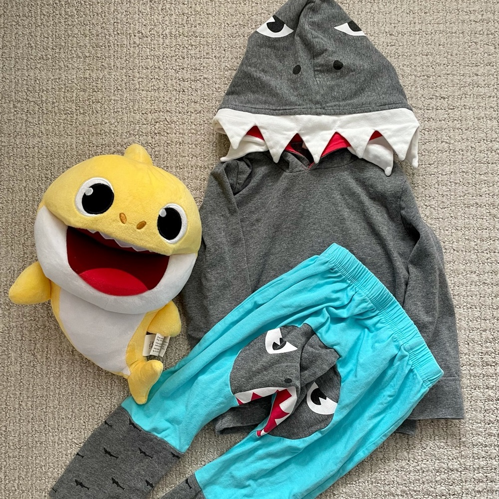 2T Shark costume and singing baby shark toy